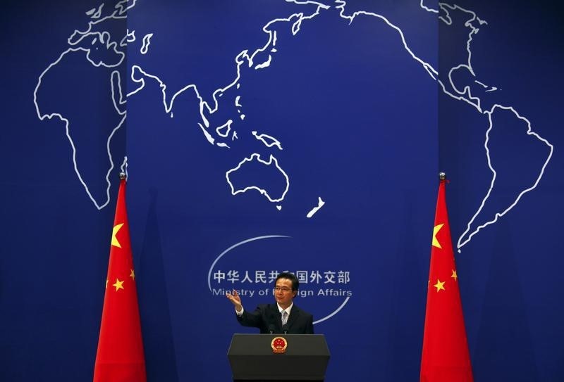 © Reuters. China's Foreign Ministry spokesman Hong asks journalists for questions during a news conference in Beijing