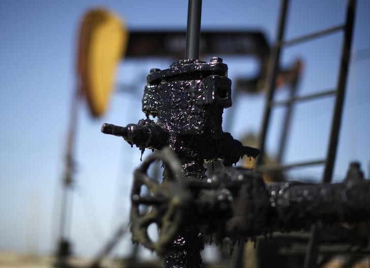 © Reuters. Станки-качалки на нефтяном месторождении в Калифорнии