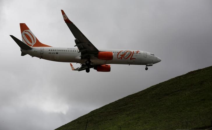 © Reuters. Avião da companhia Gol durante pouso no aeroporto de Congonhas, em São Paulo