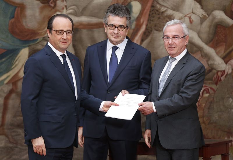 © Reuters. French President Hollande, deputies Alain Clayes and Jean Leonetti pose with the report for the reform of end-of-life treatment at the Elysee Palace in Paris