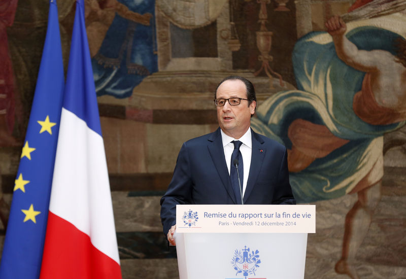 © Reuters. FRANÇOIS HOLLANDE PROMET UNE LOI SUR LA FIN DE VIE  