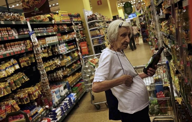 © Reuters. Cliente escolhe uma garrafa de azeite em um supermercado de São Paulo 