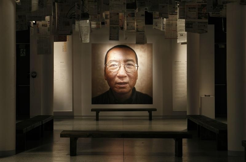 © Reuters. A picture of this year's Nobel Peace Laureate Liu Xiaobo is seen at an exhibition at the Nobel Peace Center in Oslo
