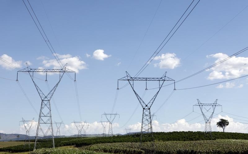 © Reuters. Torres de transmissão de eletricidade numa fazenda de café em Santo Antônio do Jardim