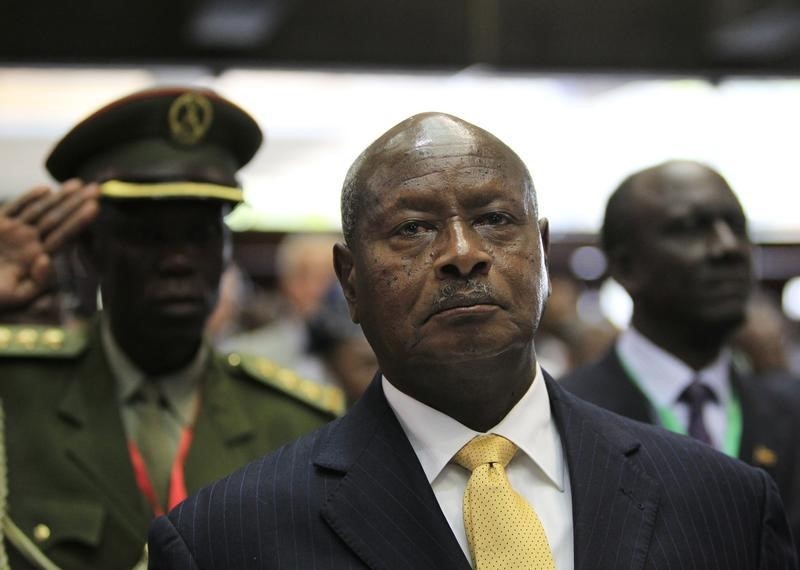 © Reuters. Uganda's President Museveni arrives to attend the Africa Union Peace and Security Council Summit on Terrorism at the Kenyatta International Convention Centre in Nairobi