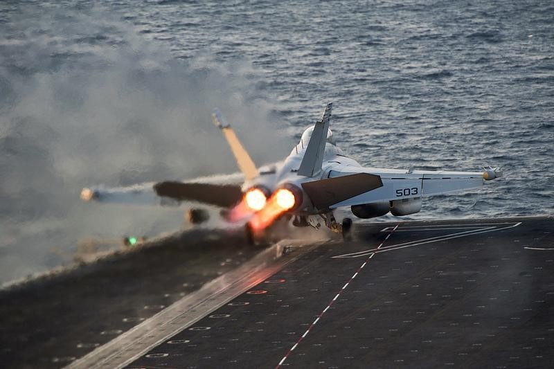 © Reuters. An EA-18G Growler launches from the Nimitz-class aircraft carrier USS Carl Vinson in the Arabian Gulf