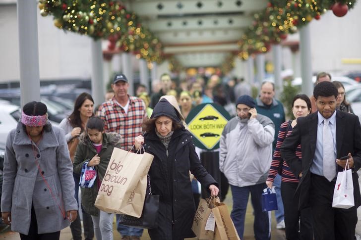 © Reuters. Shoppers walk a connecting path from The Court to The Plaza at the King of Prussia Mall, United State's largest retail shopping space, in King of Prussia, Pennsylvania on December 6, 2014.