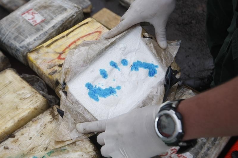 © Reuters. A Venezuelan National Guard demonstrates a test for the purity of cocaine, during a presentation of confiscated cocaine to the media in Puerto Ordaz in Bolivar
