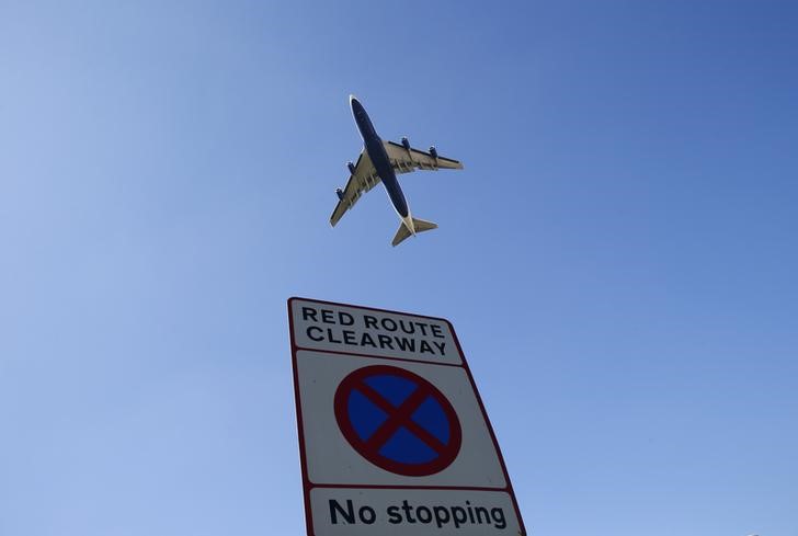 © Reuters. An aircraft takes off from Heathrow airport in west London