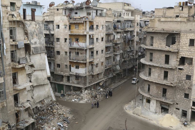 © Reuters. Pessoas caminham em bairro da cidade síria de Aleppo