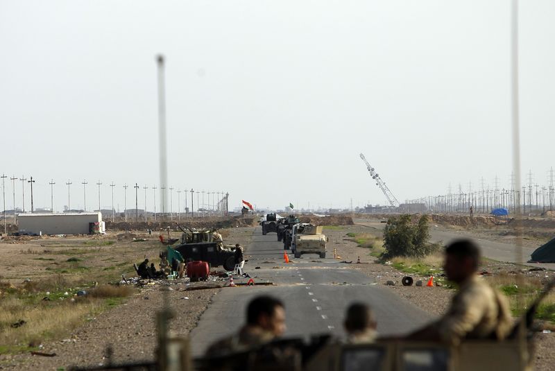 © Reuters. Veículos militares das forças iraquianas se posicionam em Baiji