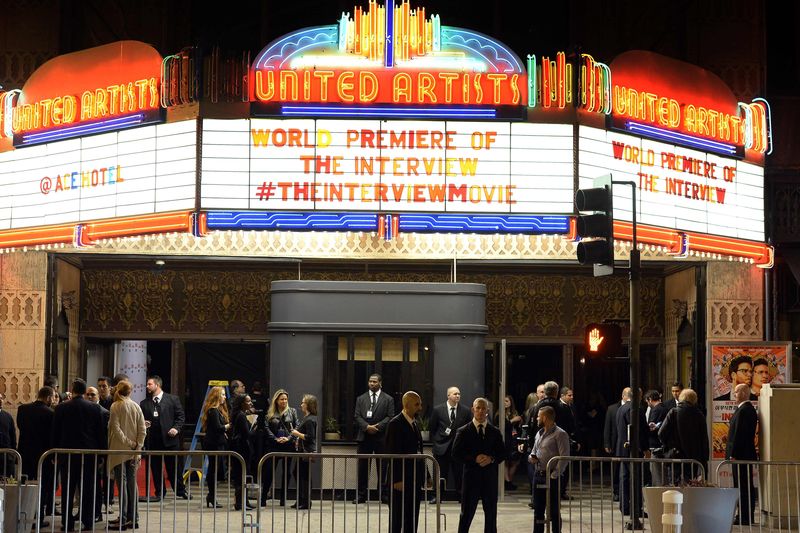 © Reuters. Security guards stand behind bicycle rails at the entrance of United Artists theater during premiere of the film "The Interview" in Los Angeles