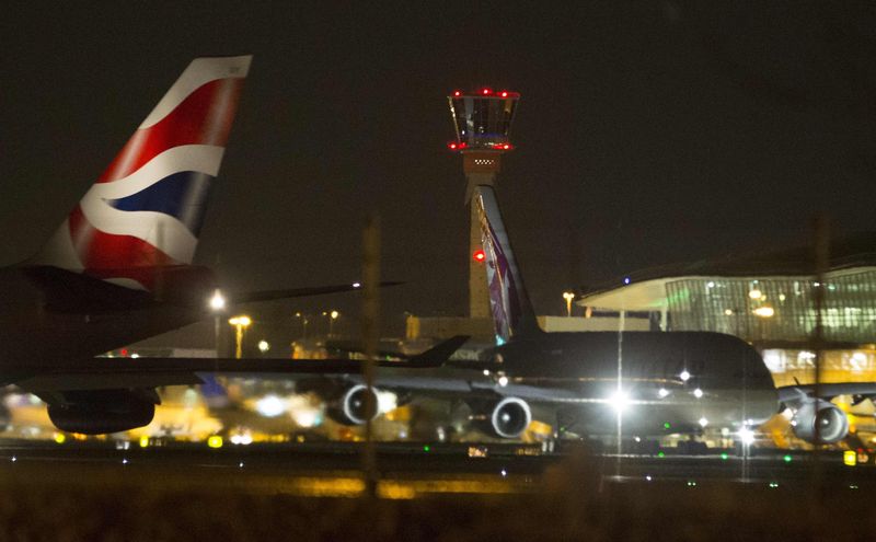 © Reuters. Aviões se posicionam no aeroporto de Heathrow em Londres