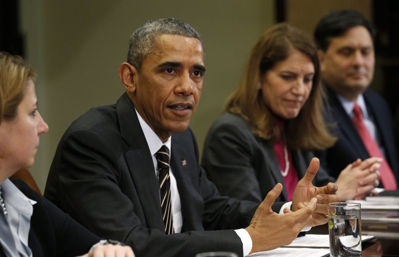 © Reuters. Presidente dos Estados Unidos, Barack Obama, se reúne com assessores para discutir combate ao Ebola em Washington