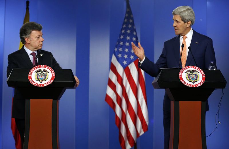 © Reuters. U.S. Secretary of State John Kerry and Colombia's President Juan Manuel Santos address a joint news conference in Bogota