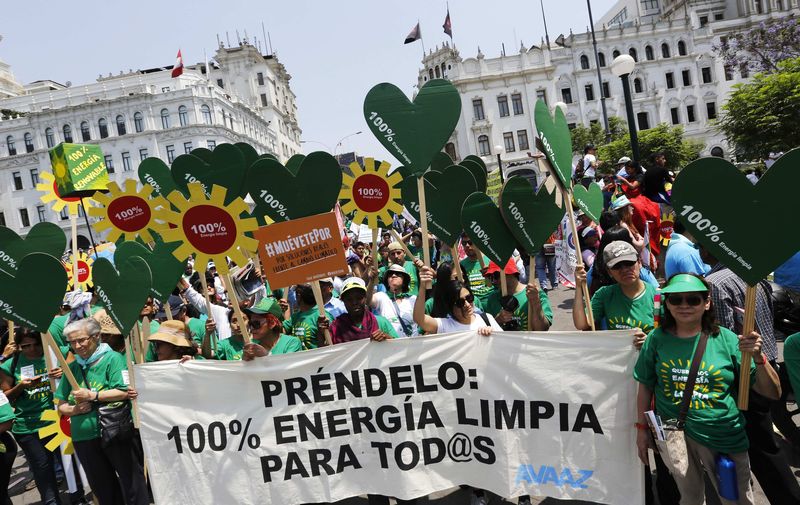 © Reuters. Ativistas ambientais fazem manifestação em Lima