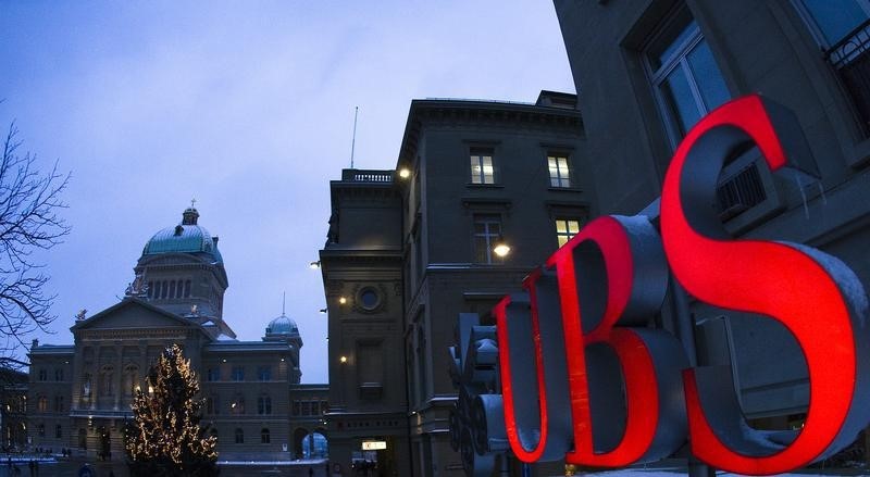 © Reuters. The logo of Swiss bank UBS is pictured in front of the Swiss Federal Palace in Bern