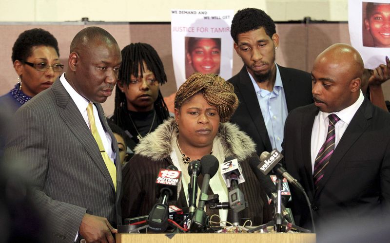 © Reuters. Samaria Rice, mãe de menino assassinado, fala à imprensa em Cleveland