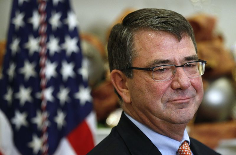 © Reuters. Former Pentagon official Ash Carter listens as he is nominated by U.S. President Barack Obama to be Obama's next defense secretary, at the White House in Washington