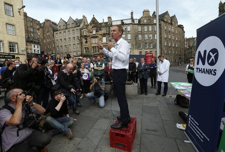 © Reuters. Labour MP Jim Murphy addresses a crowd during his tour to promote the case for Scotland to remain part of the United Kingdom