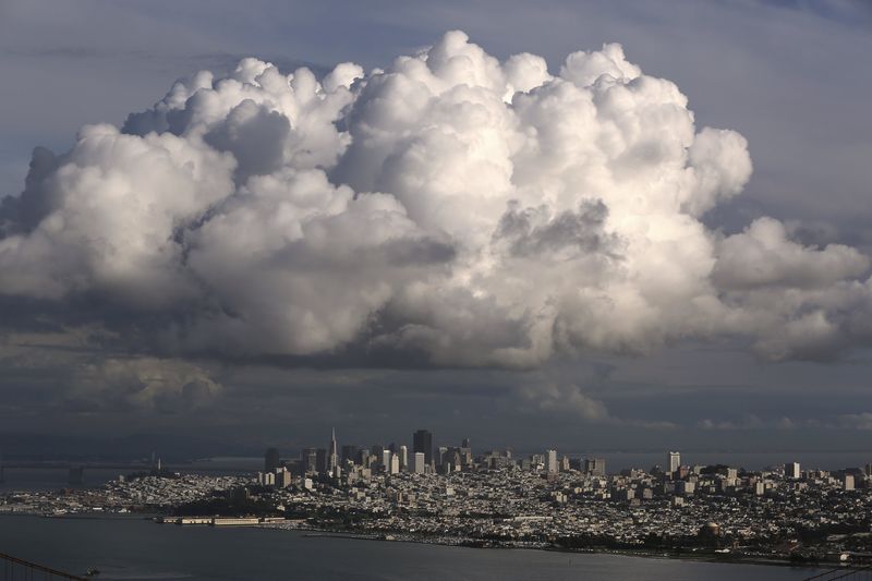 © Reuters. A large cloud gathers over the skyline of San Francisco