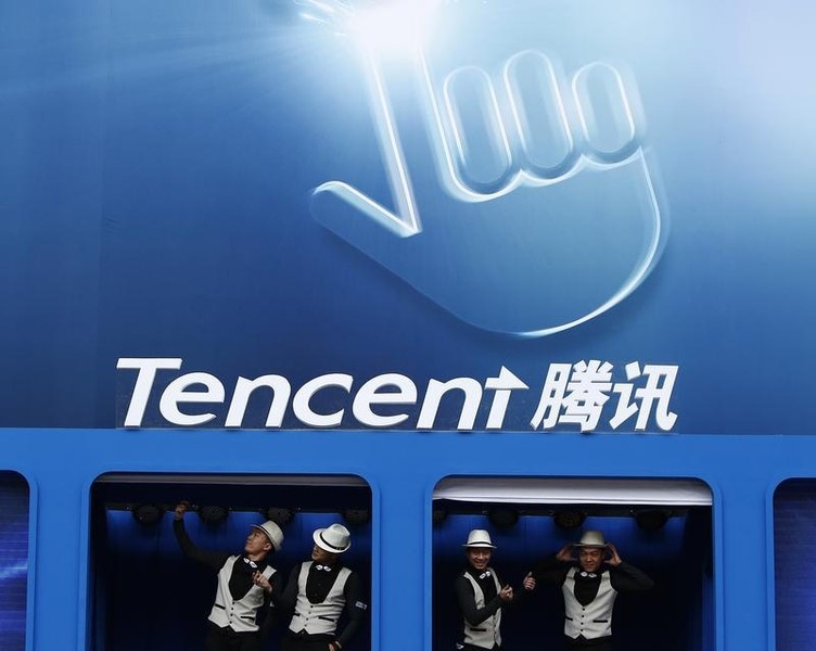 © Reuters. Dancers perform underneath logo of Tencent at Global Mobile Internet Conference in Beijing