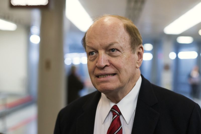 © Reuters. U.S. Senator Richard Shelby speaks to reporters as he arrives for votes on the Senate floor at the U.S. Capitol in Washington