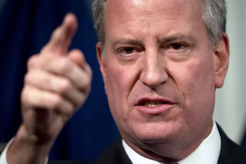 © Reuters. New York City Mayor Bill de Blasio speaks during a news conference to announce a tentative contract agreement with the Uniformed Superior Officers Coalition at City Hall in New York