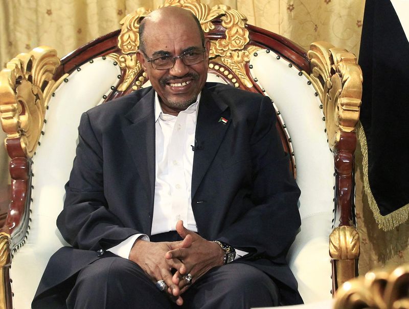 © Reuters. Sudan's President Omar al-Bashir smiles during an interview with the Russia Today news channel at the Presidential Palace in Khartoum