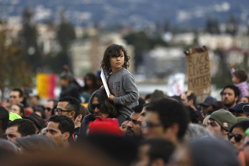 © Reuters. A child looks on during a demonstration against police violence in Oakland, California