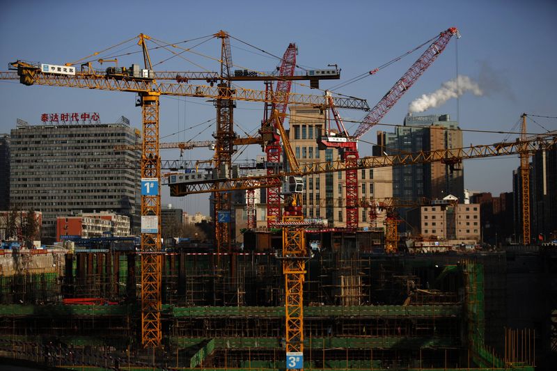 © Reuters. Cranes are seen at a construction site in Beijing