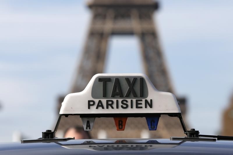 © Reuters. DES TAXIS APPELLENT À PARALYSER PARIS LUNDI MATIN