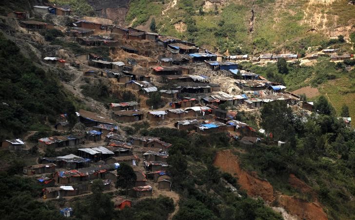 © Reuters. A general view shows a village near the Marco gold mine in Mukungwe locality in Walungu territory of South Kivu