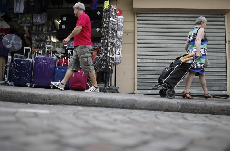 © Reuters. POUR UNE MAJORITÉ DE FRANÇAIS, LE TRAVAIL LE DIMANCHE EST UNE AVANCÉE SOCIALE, SELON UN SONDAGE