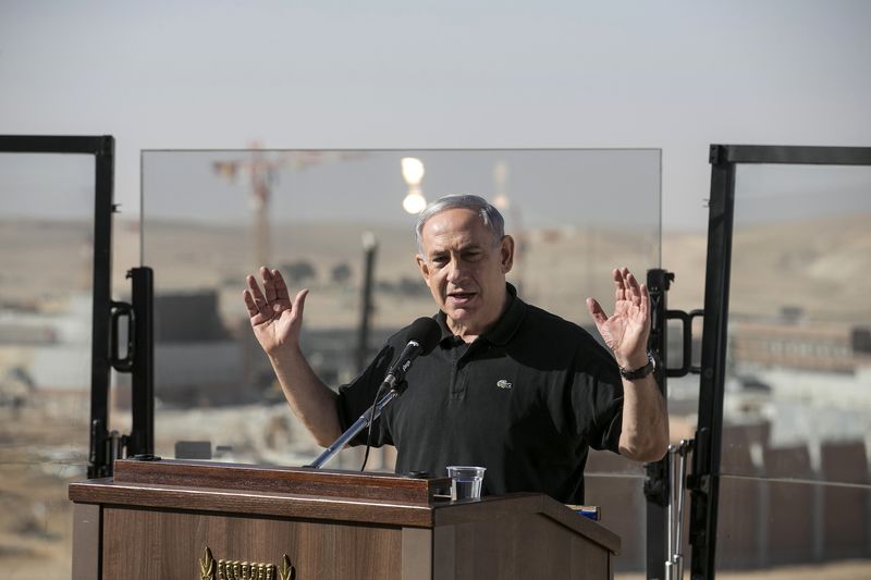 © Reuters. Israel's Prime Minister Benjamin Netanyahu speaks during a visit to the Israeli army's training base complex near the southern city of Beersheba
