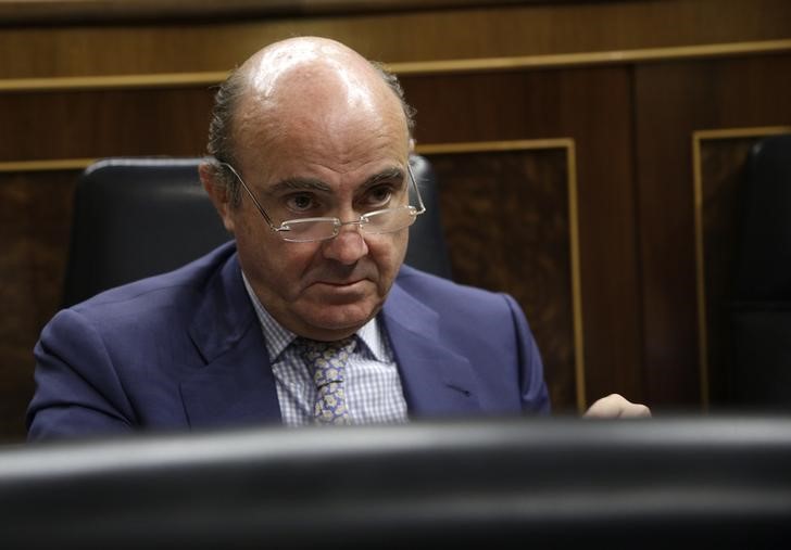 © Reuters. Spain's Economy Minister Luis de Guindos attends the 2015 budget debate at Parliament in Madrid