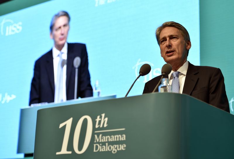 © Reuters. Britain's Foreign Secretary Philip Hammond speaks during the IISS Regional Security Summit "The Manama Dialogue" in Manama