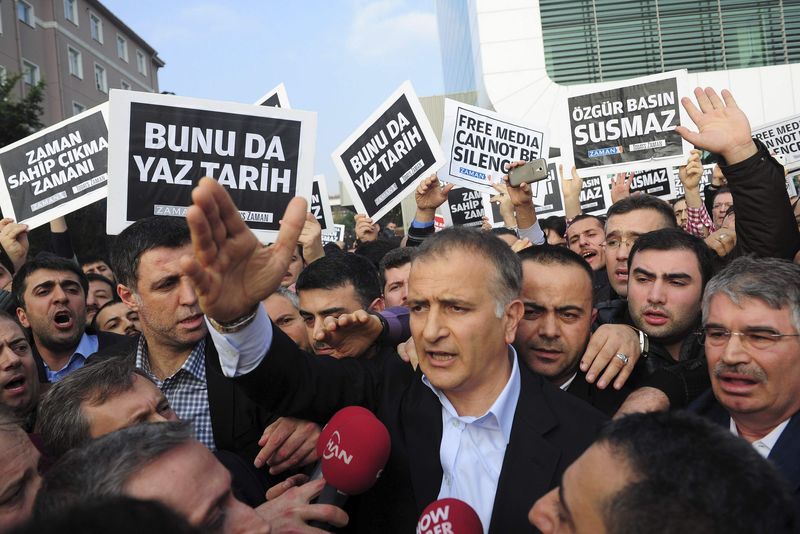 © Reuters. الشرطة التركية تداهم وسائل اعلام مقربة من كولن وتعتقل 24 شخصا