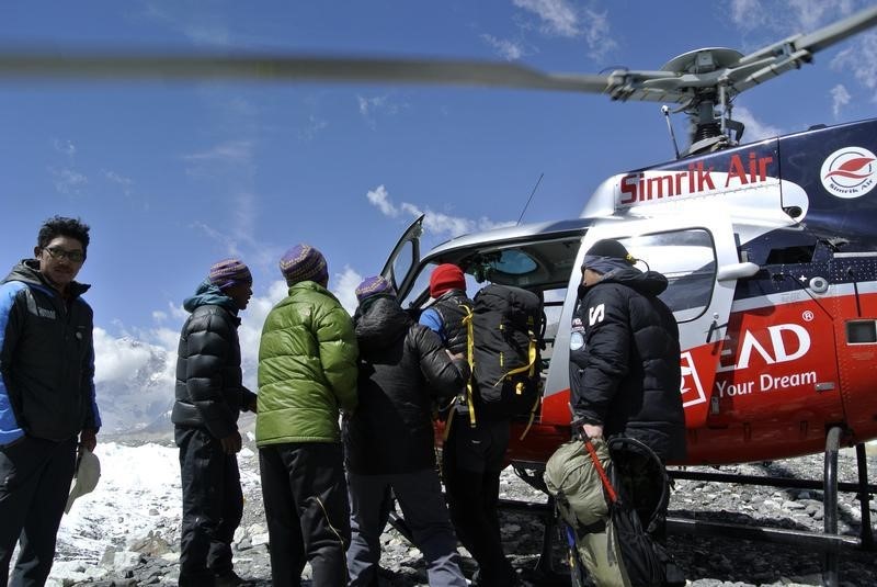 © Reuters. الثلوج تحاصر عشرات المتسلقين والمرشدين قرب جبل ايفرست