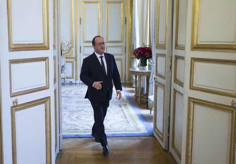 © Reuters. LÉGÈRE PROGRESSION DE LA COTE DE FRANÇOIS HOLLANDE, À 21%