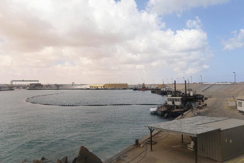 © Reuters. اشتباكات بين اطراف الصراع بليبيا بشأن ميناءين نفطيين ومعبر قرب تونس