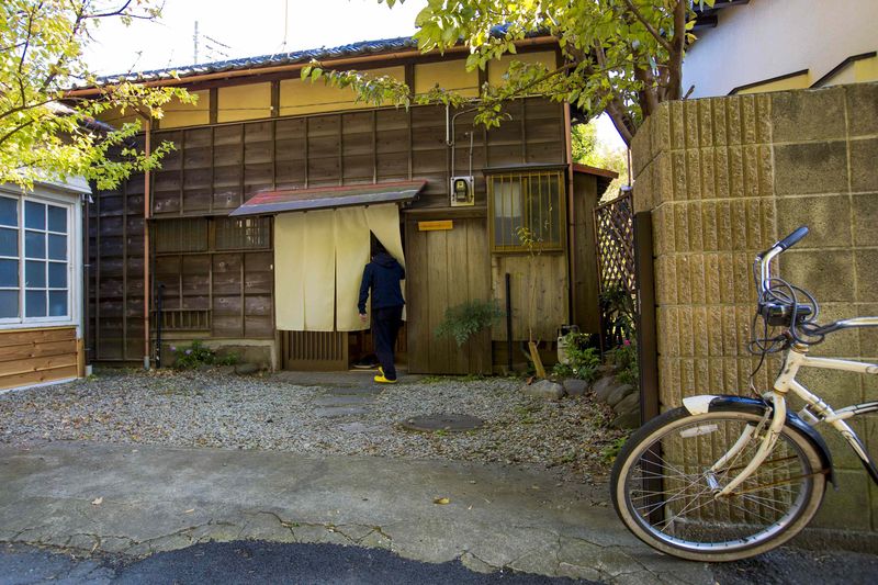 © Reuters. Property manager opens enters vacant traditional Japanese wooden house in town Kamakura outside Tokyo