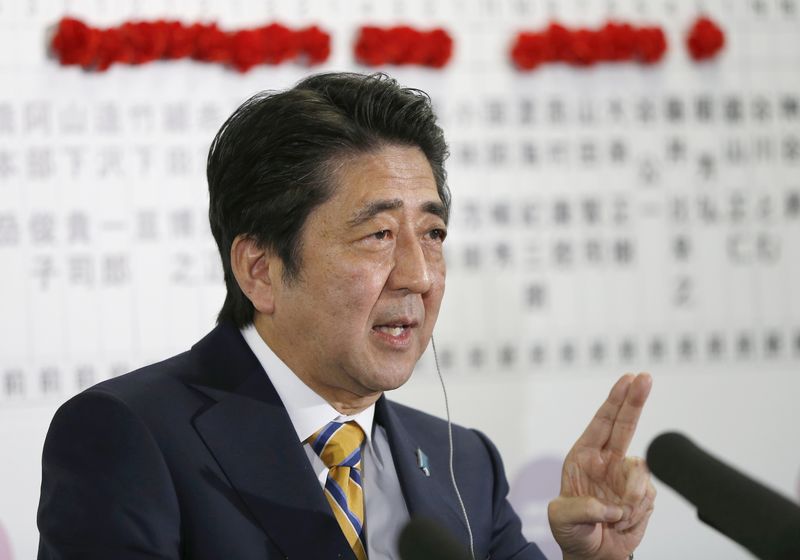 © Reuters. الائتلاف الحاكم في اليابان يحقق فوزا كبيرا في انتخابات البرلمان