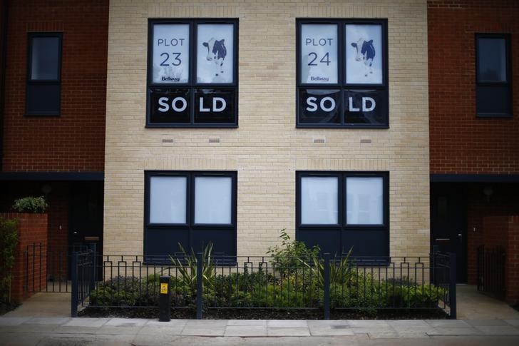 © Reuters. Sold new build homes are seen on a development in south London