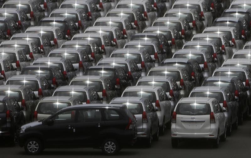 © Reuters. Cars are parked to prepare for export at a port in Yokohama