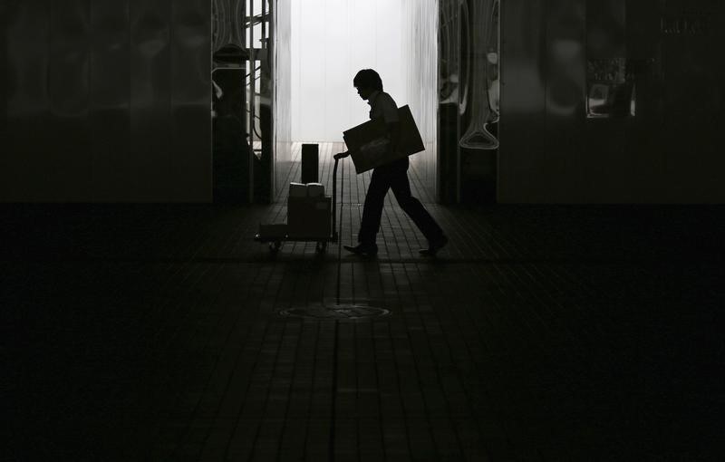 © Reuters. A man pushes a cart at a street in Tokyo