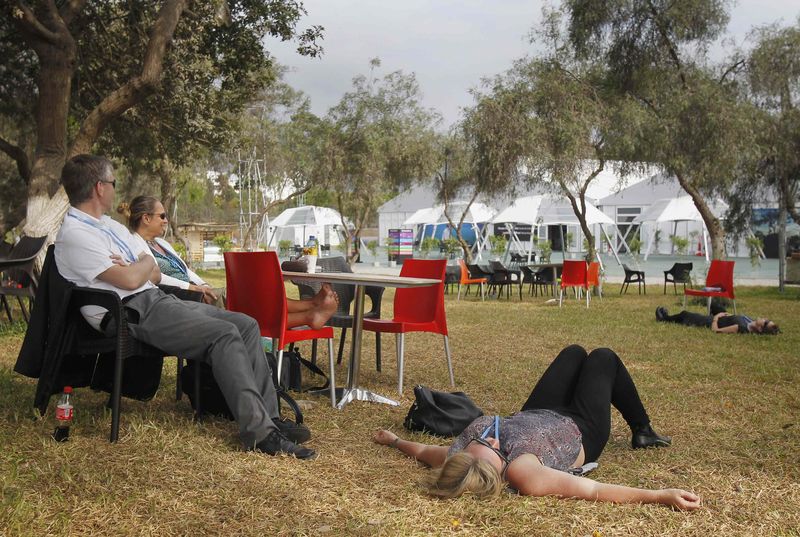 © Reuters. Delegates rest during a break of the plenary session at the U.N. Climate Change Conference COP 20 in Lima