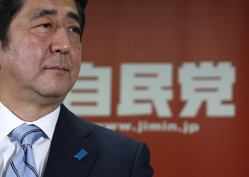 © Reuters. LA COALITION DE SHINZO ABE REMPORTE LES LÉGISLATIVES AU JAPON