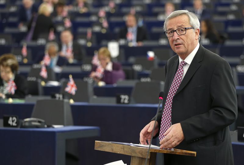 © Reuters. European Commission President Juncker addresses the European Parliament to present a plan on growth, jobs and investment in Strasbourg