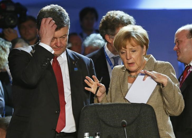 © Reuters. Канцлер Германии Ангела Меркель (справа) и президент Украины Пётр Порошенко на саммите НАТО в Уэльсе